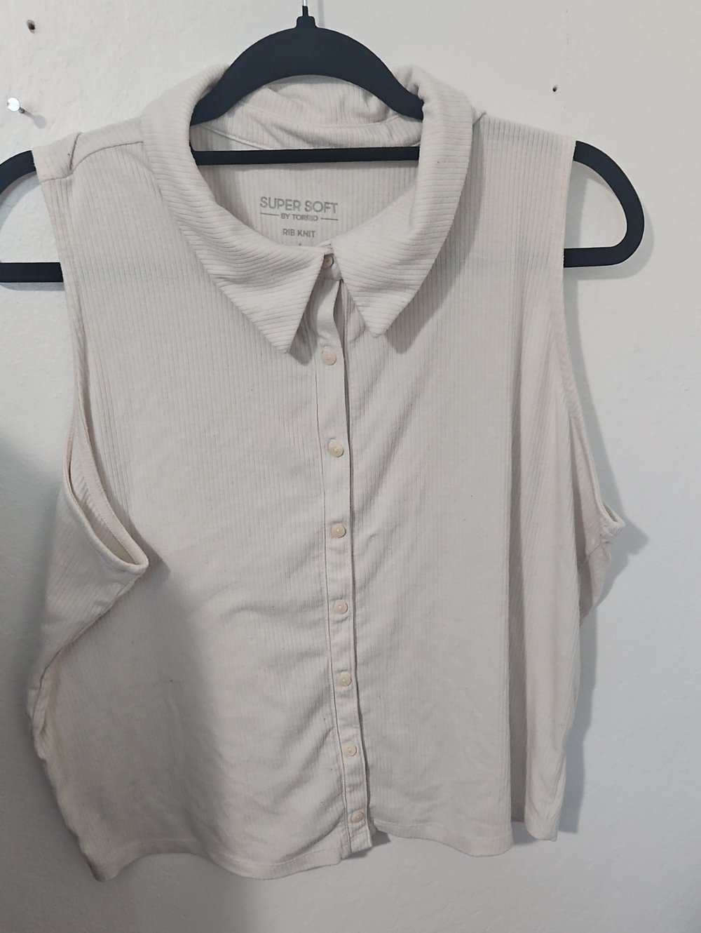 torrid Cream Ribbed Sleeveless Button-Down Top